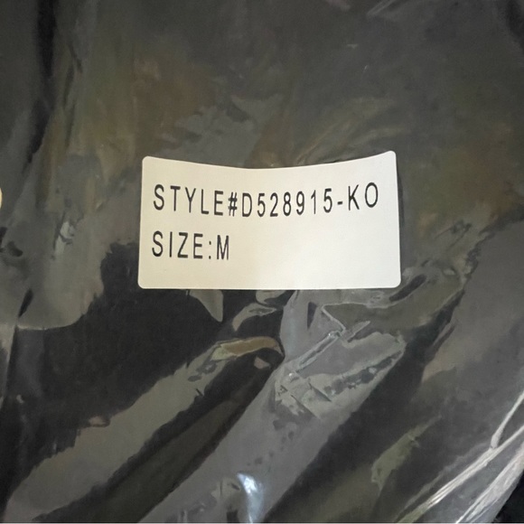 - INTL d.e.t.a.i.l.s Coat with fur Hood Size Medium - Picture 16 of 16